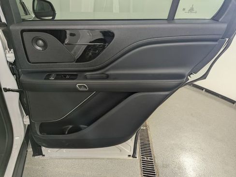 Used 2025 Lincoln Aviator AWD w/ Jet Appearance Package image 19