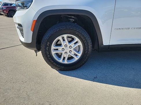 Used 2025 Jeep Grand Cherokee Laredo image 9