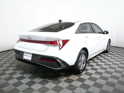 New 2026 Hyundai Elantra SE image 3