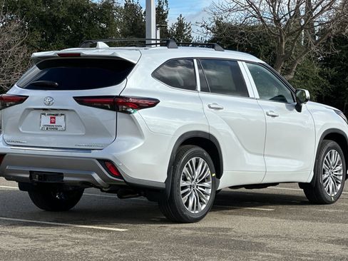 New 2026 Toyota Highlander XLE image 4