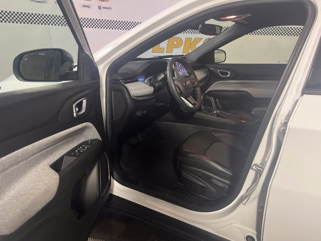 Used 2025 Jeep Compass Latitude AWD/4WD image 9