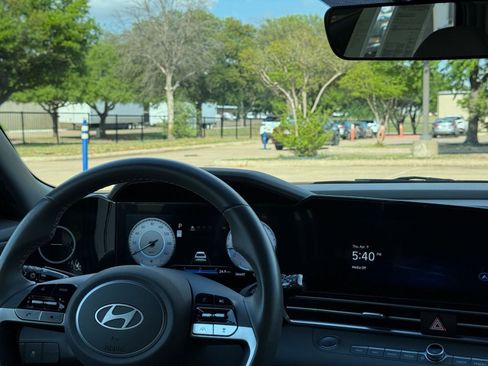 Used 2025 Hyundai Elantra SEL image 36