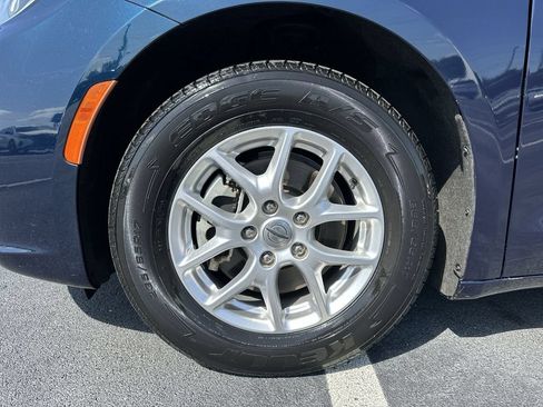 Used 2023 Chrysler Pacifica Touring-L FWD image 16