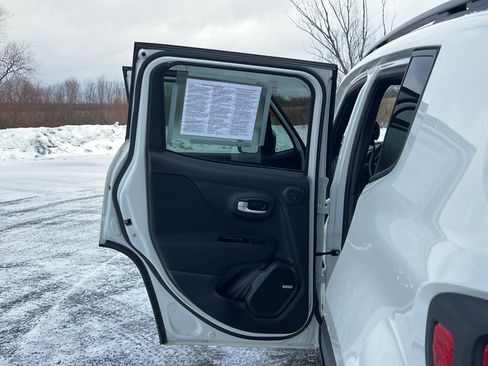 Used 2021 Jeep Renegade Latitude w/ Sun & Sound Group image 39