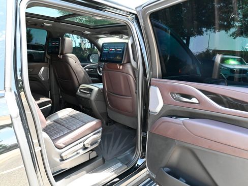 Used 2023 Cadillac Escalade ESV Sport Platinum w/ LPO, ONYX Package AWD/4WD image 43