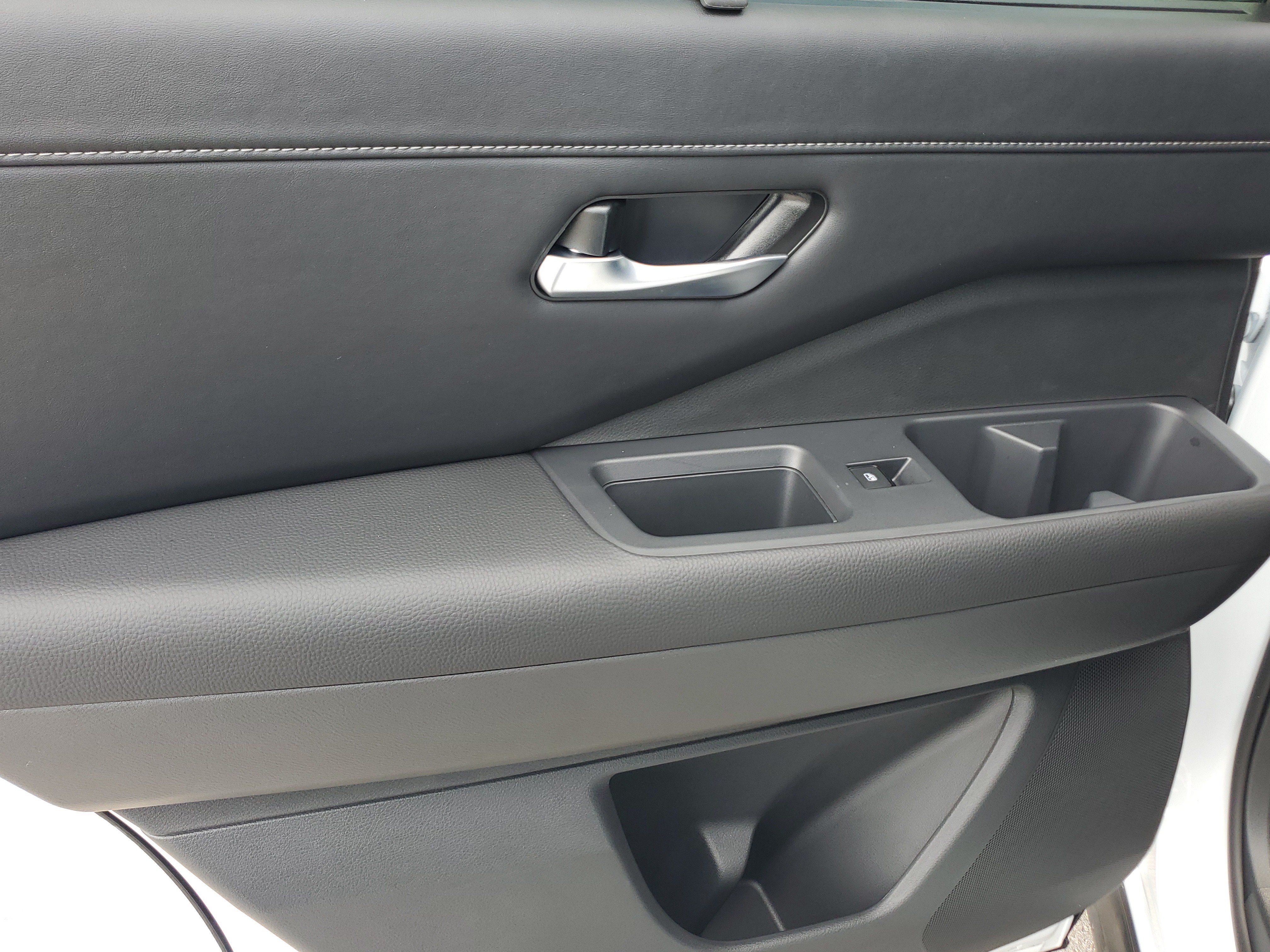 Used 2025 Nissan Pathfinder SL FWD image 31