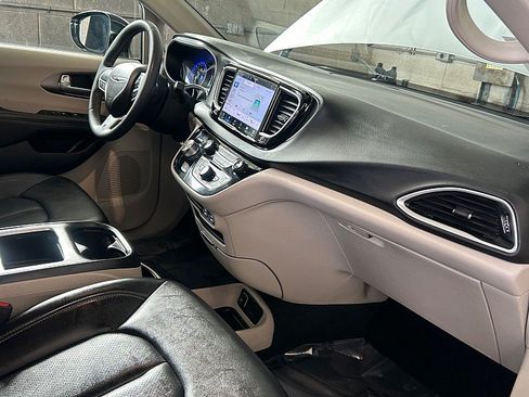 Used 2024 Chrysler Pacifica Touring-L FWD image 28