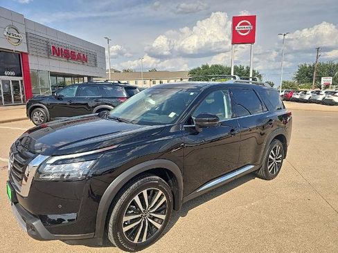 Certified 2025 Nissan Pathfinder Platinum w/ Cargo Package FWD image 1