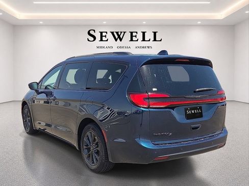 Used 2021 Chrysler Pacifica Touring w/ S Appearance Package FWD image 3