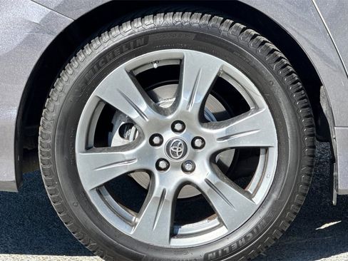 Used 2018 Toyota Sienna SE image 24