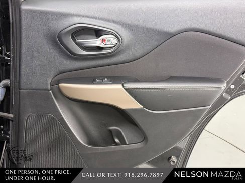 Used 2017 Jeep Cherokee Sport FWD image 36
