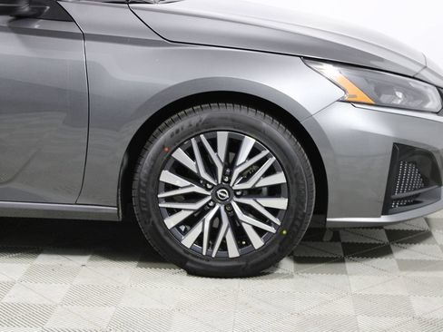 Used 2025 Nissan Altima 2.5 SV FWD image 37