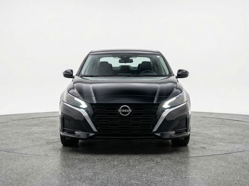 Used 2025 Nissan Altima 2.5 SV image 2