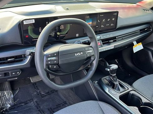 Used 2025 Kia K4 LXS image 9