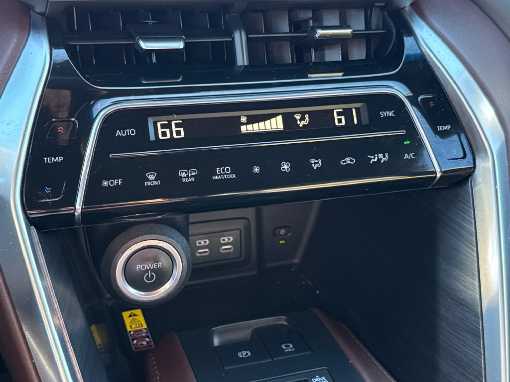 Used 2023 Toyota Venza XLE AWD/4WD image 25