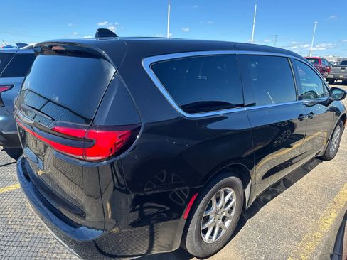 Used 2025 Chrysler Pacifica Select FWD image 14