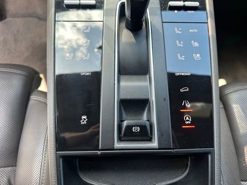 Certified 2023 Porsche Macan Turbo image 27