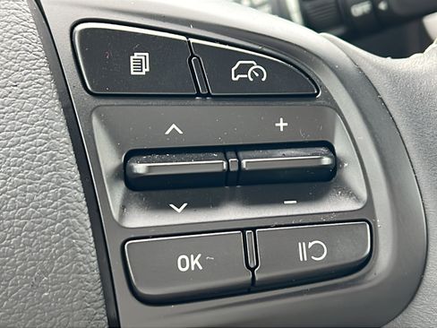 Certified 2025 Hyundai Venue Limited FWD image 22