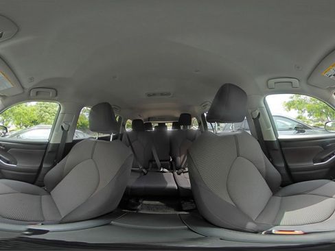 Used 2025 Toyota Highlander LE FWD image 44