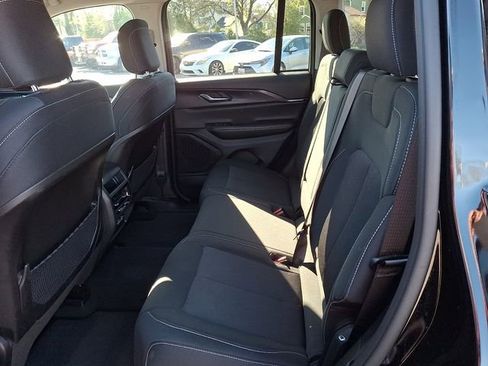 Used 2023 Jeep Grand Cherokee Laredo w/ Luxury Tech Group I AWD/4WD image 10