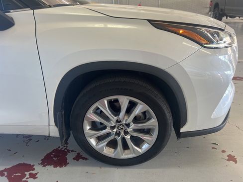 Used 2023 Toyota Highlander Limited image 15