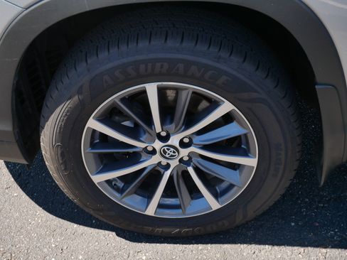 Certified 2019 Toyota Highlander XLE w/ Carpet Mat Package (TMS) AWD/4WD image 15