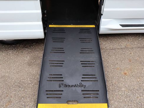 Used 2017 Dodge Grand Caravan SE w/ Power Window Group FWD image 4