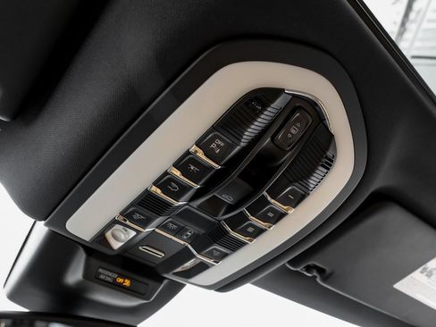 Used 2018 Porsche Macan image 22