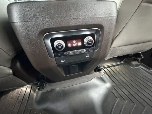 Used 2022 GMC Yukon SLT w/ SLT Luxury Package image 17