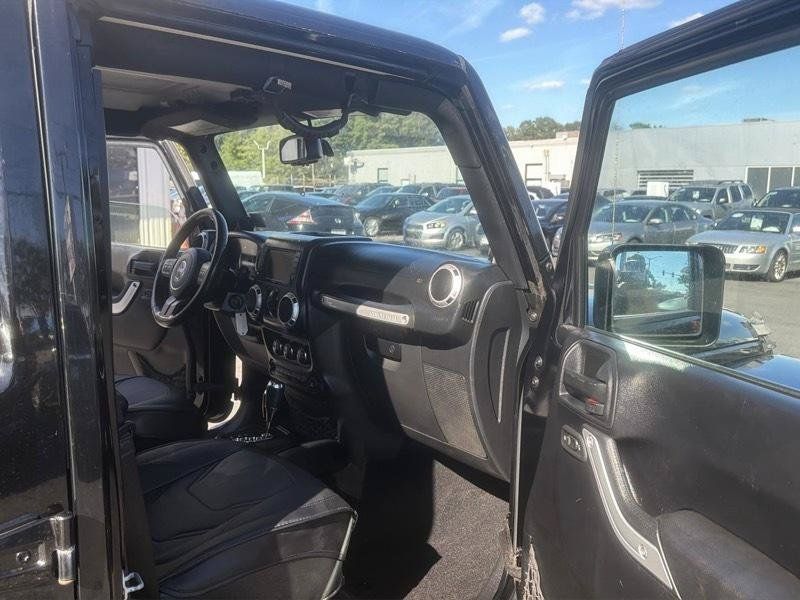 Used 2014 Jeep Wrangler Unlimited Sahara w/ Dual Top Group AWD/4WD image 17