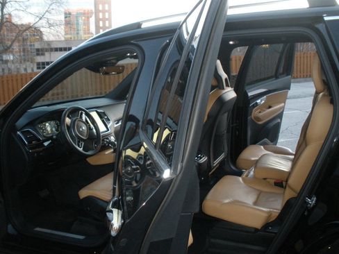 Used 2018 Volvo XC90 T6 Momentum w/ Convenience Package image 26