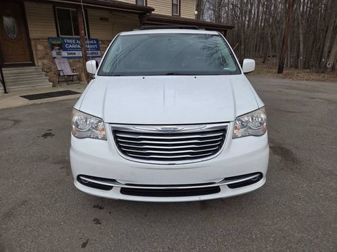 Used 2014 Chrysler Town & Country Touring w/ Driver Convenience Group FWD image 9