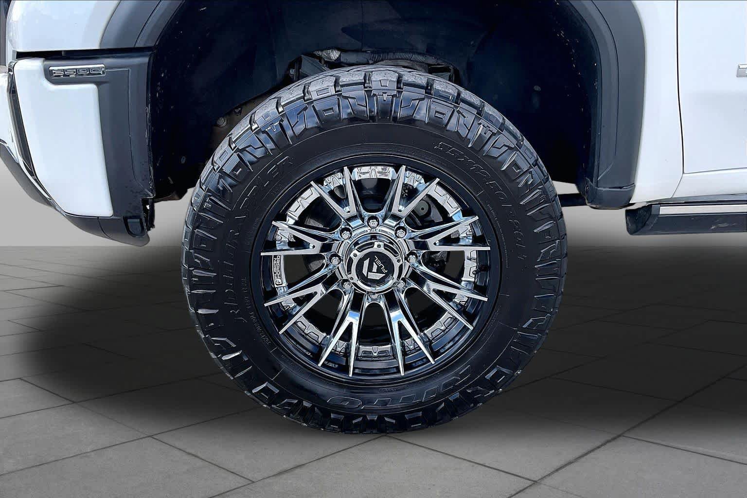 Used 2024 GMC Sierra 2500 Denali Ultimate AWD/4WD image 11