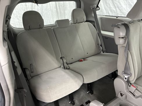 Used 2014 Toyota Sienna LE FWD image 9