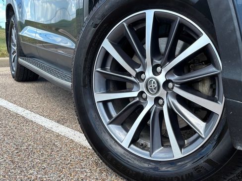Used 2019 Toyota Highlander XLE FWD image 2