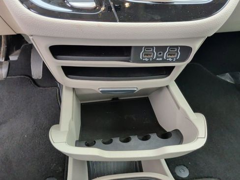Used 2024 Chrysler Pacifica Limited FWD image 33