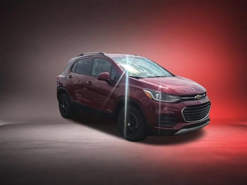 Used 2022 Chevrolet Trax LT w/ LT Convenience Package AWD/4WD image 2