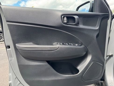 Used 2022 Hyundai Venue Limited FWD image 14