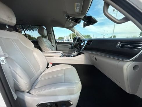 Used 2024 Jeep Wagoneer L Series III w/ Flexible Seating Group AWD/4WD image 9