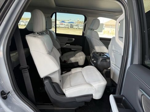 New 2025 Ford Expedition Platinum image 10