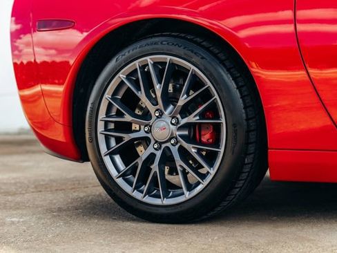 Used 2005 Chevrolet Corvette Coupe w/ Preferred Equipment Group RWD image 56