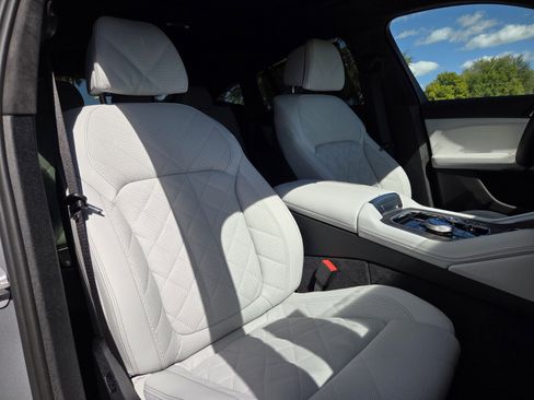 Used 2025 BMW X6 xDrive40i w/ Executive Package image 10