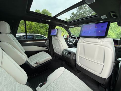 Used 2025 Cadillac Escalade Sport Platinum w/ LPO, Floor Liner Package AWD/4WD image 34