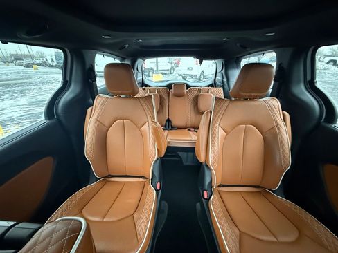 Used 2024 Chrysler Pacifica Pinnacle image 13