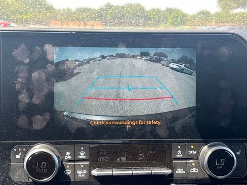 Used 2025 Toyota Highlander XLE FWD image 10