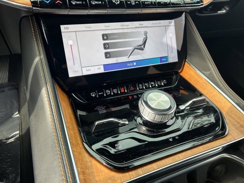 Used 2024 Jeep Grand Wagoneer Series III image 12