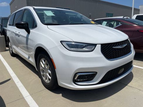 Used 2024 Chrysler Pacifica Touring-L FWD image 3
