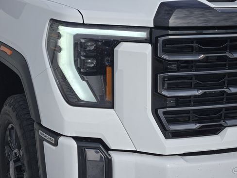 Used 2024 GMC Sierra 2500 AT4 image 10