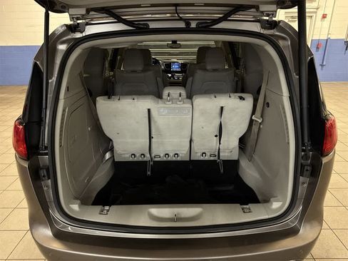 Used 2018 Chrysler Pacifica Touring-L image 11