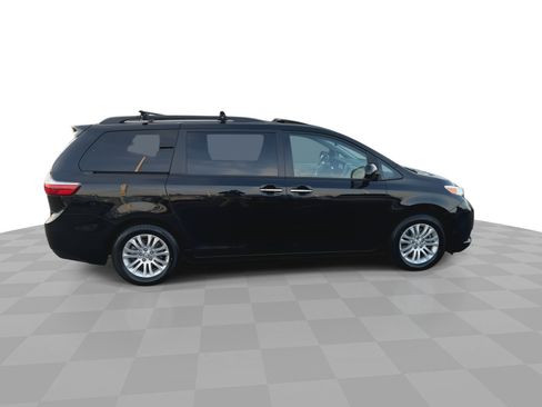 Used 2017 Toyota Sienna XLE image 9